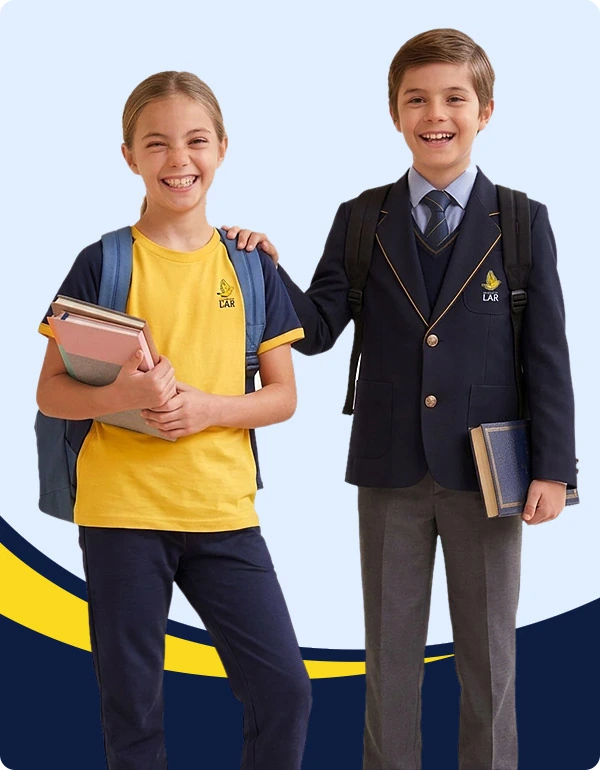Alumna y alumno del Colegio LAR con uniforme